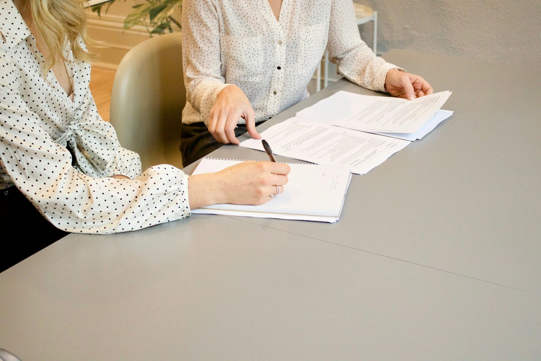 Candidat à la franchise échangeant avec un franchiseur autour de documents