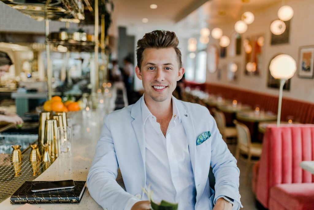 Entrepreneur dans un restaurant illustrant l’ouverture d’un concept de restauration healthy